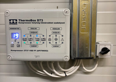ThermoBox D73 hővédelmi eszköz falra szerelve.